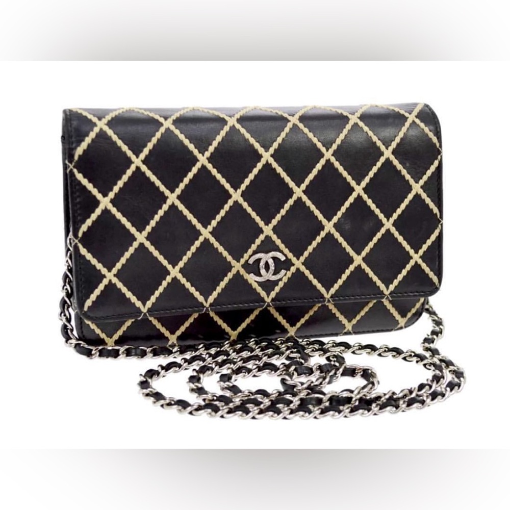 Chanel diamond stitch Wallet on a chain 😍